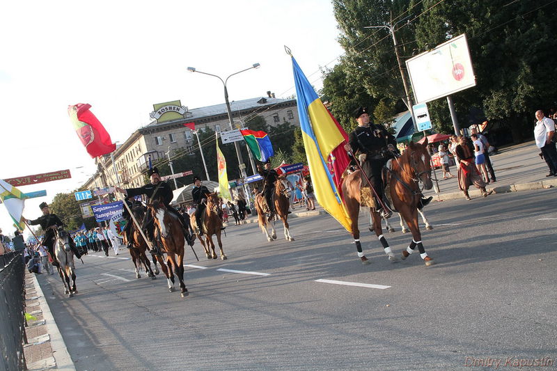 Клону у 10 тисяч чоловік очолили запорозькі козаки на конях