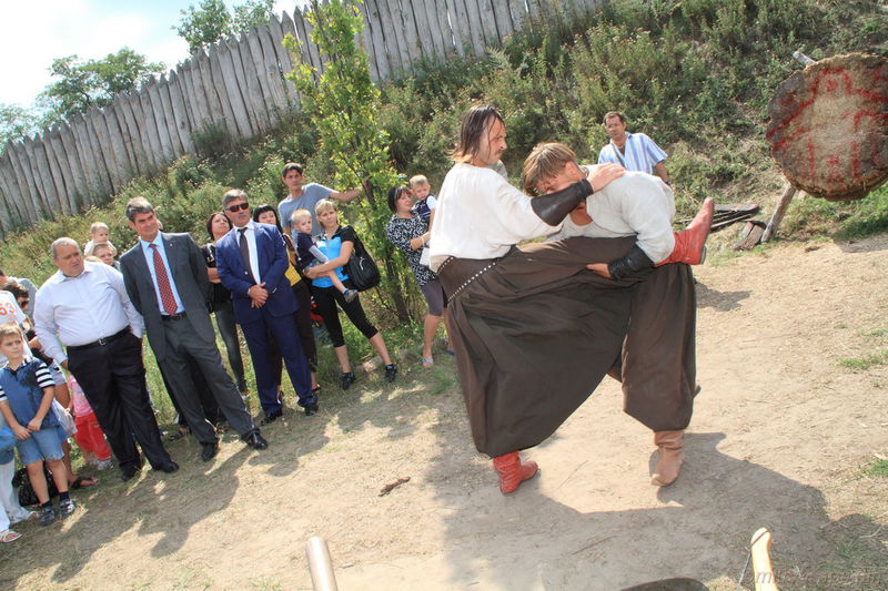Представники "Січової школи" демонструють елементи козацького бою

