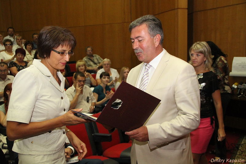 Заступник голови ОДА Микола Ярмощук вручає почесні відзнаки