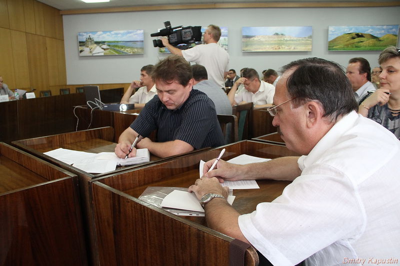 Учасники наради знайомляться з текстом документу