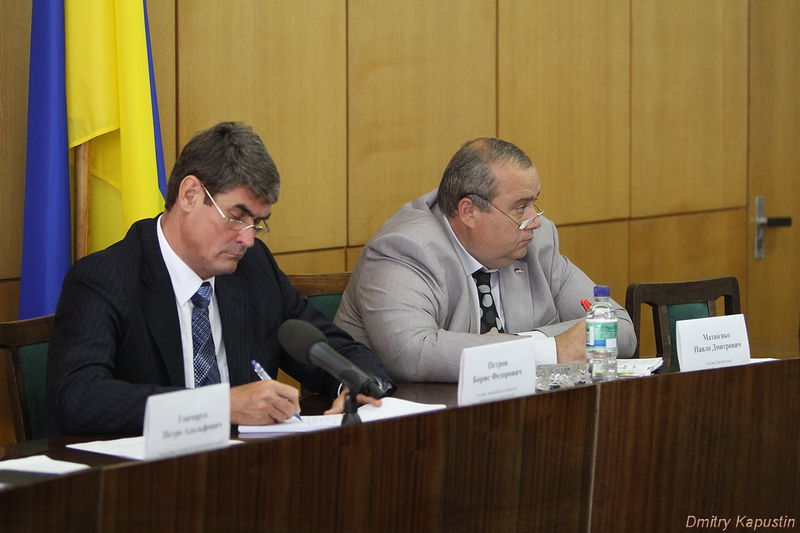 Голова обласної державної адміністрації Борис Петров та голова обласної ради Павло Матвієнко під час наради про погодження деталей Меморандуму
