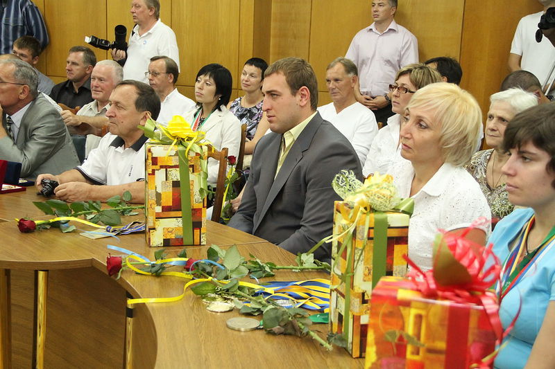 Квіти, нагороди, подарунки - провідним спортсменам Запорізького краю 