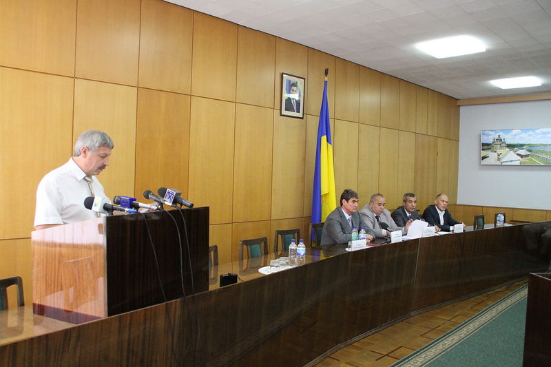 Заступник голови ОДА Петро Гончарук оголошує основні пункти Меморандуму