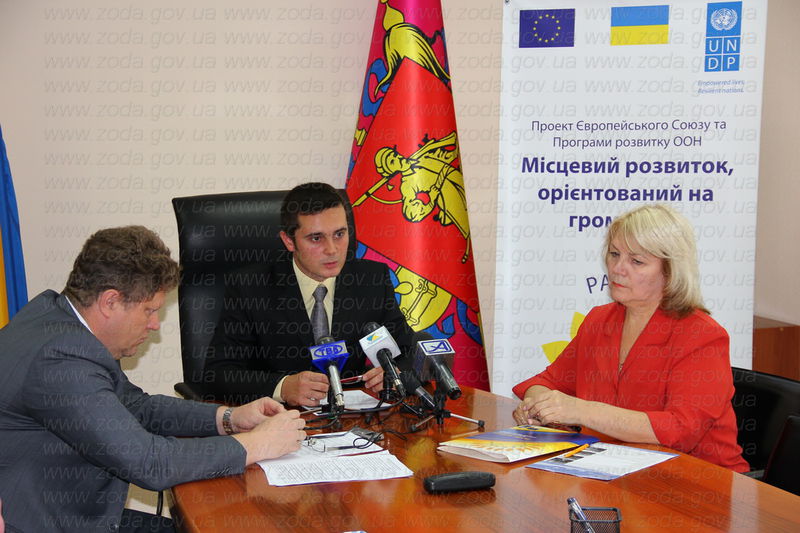 Координатор Проекту у Запорізькій області Олександр Рябий, начальник Головного управління промисловості та розвитку інфраструктури ОДА Євген Семечаєвський та заступник начальника управління зовнішніх зносин та зовнішньоекономічної діяльності ОДА Ганна Кузнєцова