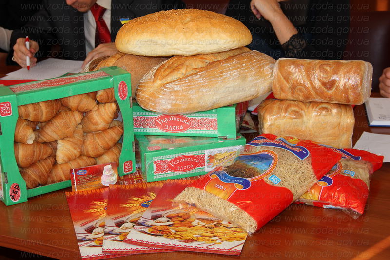Хлібобулочні та ковбасні вироби, одяг, посуд, інформаційні буклети заповнили залу обласної державної адміністрації