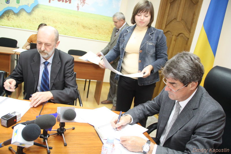 Борис Петров підписує Меморандум про недопущення підняття цін на хліб в регіоні