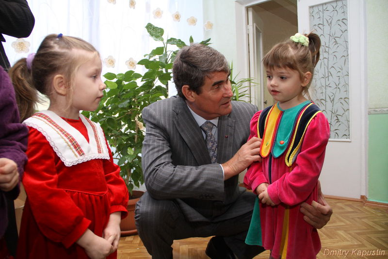 Борис Петров спілкується із дітками, що проживають в центрі соціальної реабілітації
