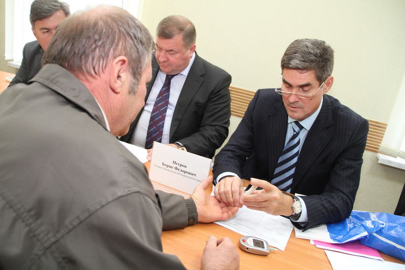Керівник регіону особисто виміряв рівень цукру жителю області під час прийому громадян