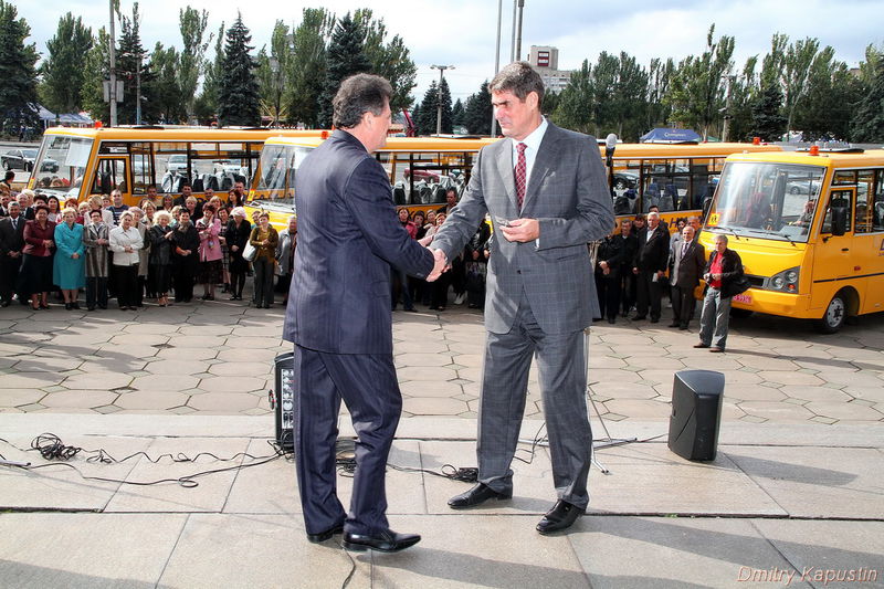 Представники влади районыв отримали ключі від новеньких автобусів
