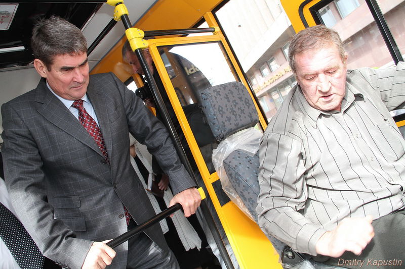 Борис Петров оглянув нові автобуси для школярів області
