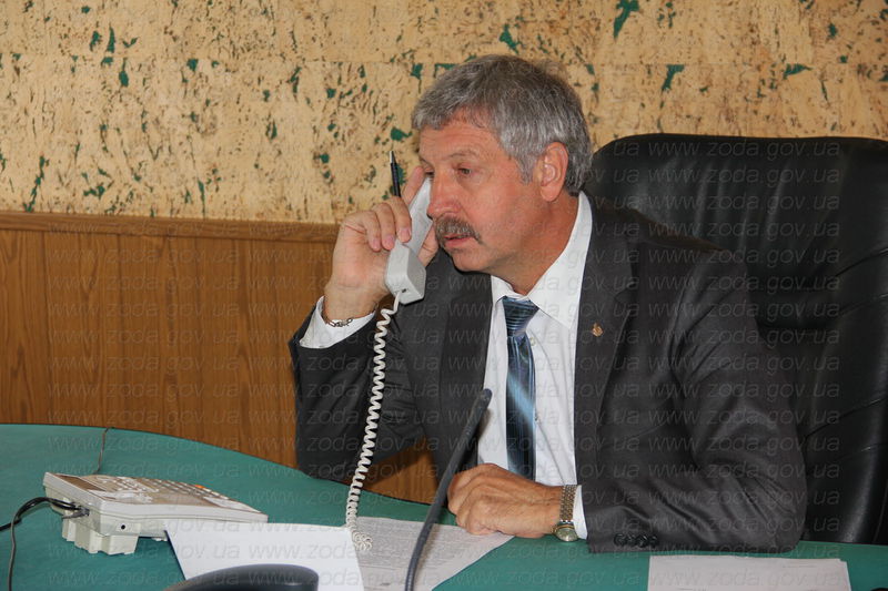Під час «гарячої лінії» Петро Гончарук відповідає на запитання жителів Запорізької області