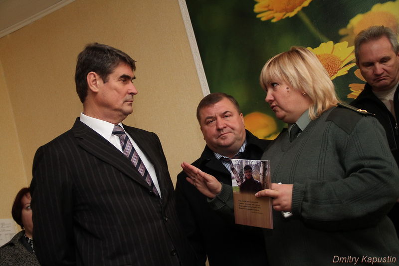До бібліотечного фонду Борис Петров передав збірку віршів О.Циганка
