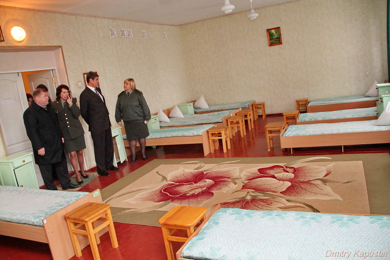 Борис Петров знайомиться із побутовими умовами для вихованців
