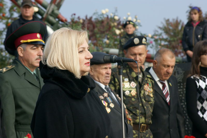 Лариса Мефьодова вітає учасників мітингу із святом