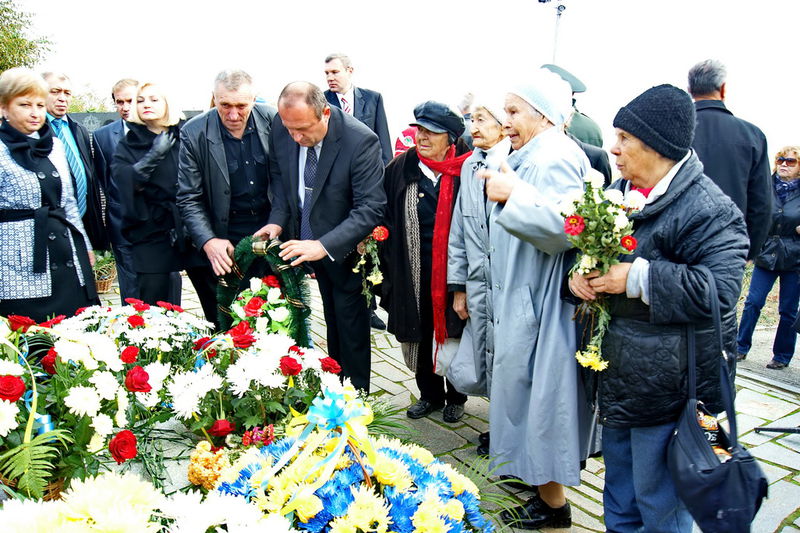 Квіти до братської могили