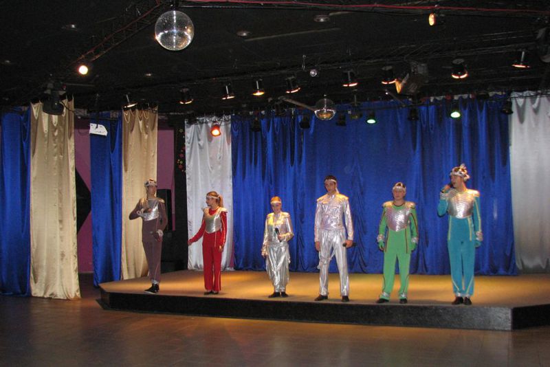 Актори розважального центру «Шекіленд» виступають перед вихованцями притулків