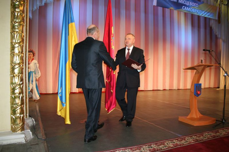 Після свого виступу Олександр Пеклушенко вручив грамоти ОДА найкращим працівникам самоврядних органів