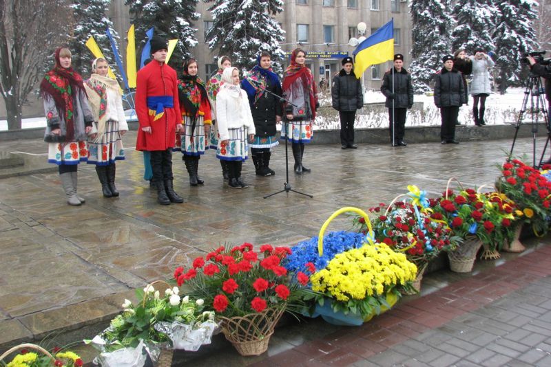 Запоріжців вітали зі святом народні виконавці та школярі, які читали вірші Тараса Шевченка