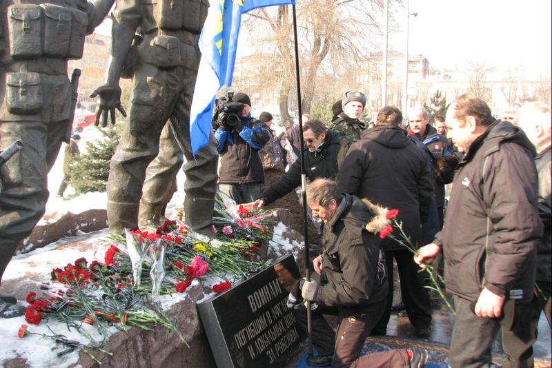 Учасники мітингу поклали квіти до пам’ятника учасникам бойових дій на територіх інших держав
