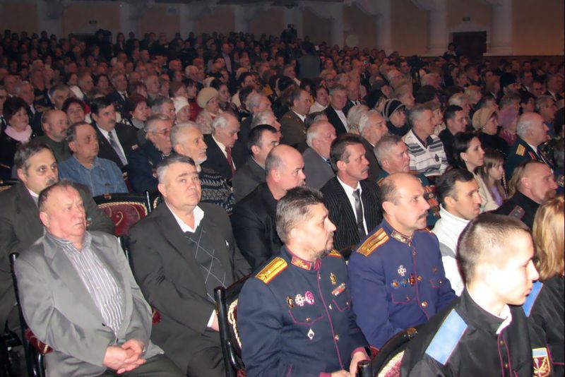 У заході взяли участь представники обласної та місцевої влади, обласного військкомісаріату, військових частин та учбових закладів, ветерани війни та батьки військовослужбовців