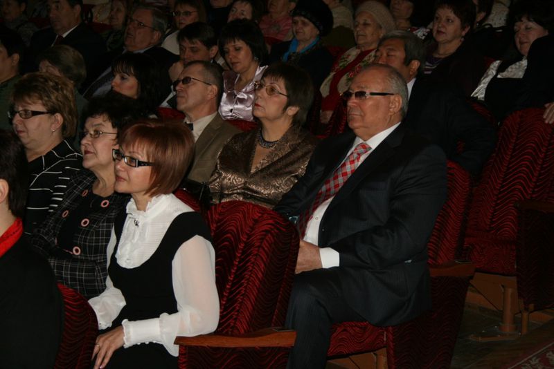 В музично-драматичному театрі ім. Магара запоріжанок  вітали з 8 Березня