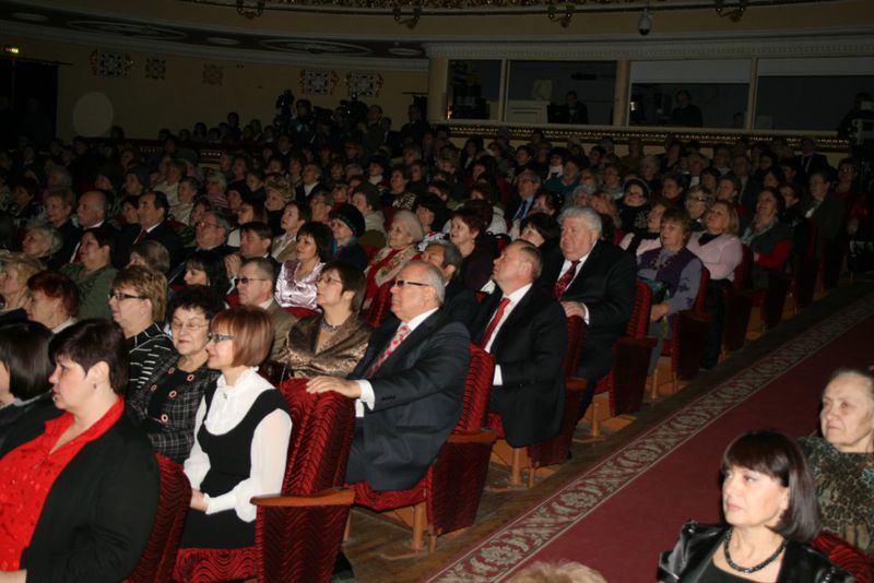 В музично-драматичному театрі ім. Магара запоріжанок  вітали з 8 Березня