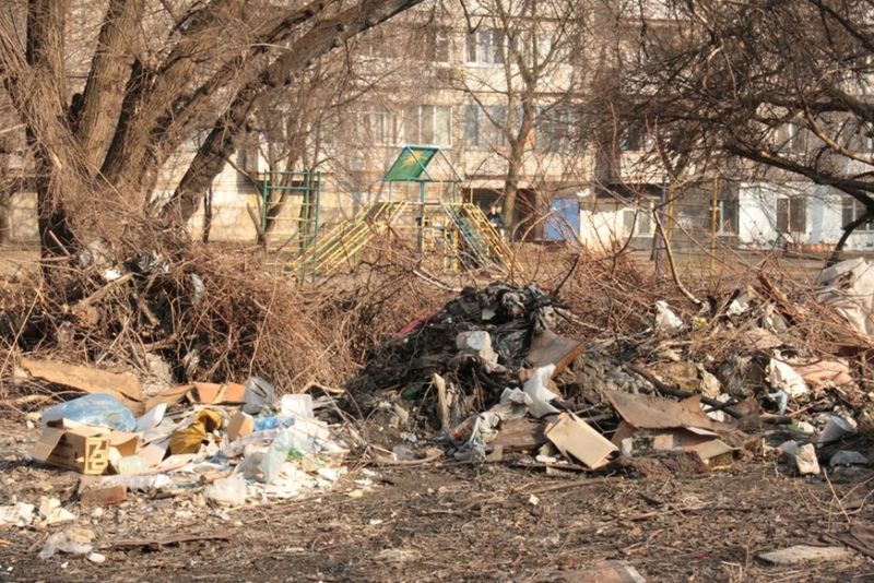 Сміттєзвалище у дворі будинку №3 по вулиці Мала, яке знаходиться безпосередньо біля дитячого майданчику (м.Запоріжжя)