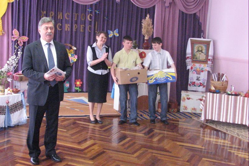 Подарунки до Великодня – від влади