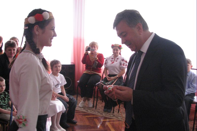 Подарунки до Великодня – від влади
