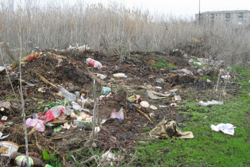 Звалище у Чернігівці на початку вулиці Набережної