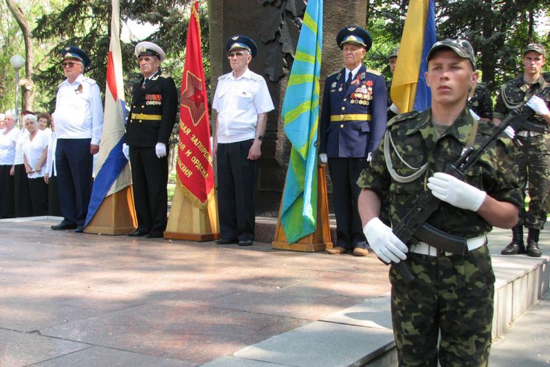 Урочистий мітинг, присвячений 67-й річниці Перемоги у Великій Вітчизняній війни,  відбувся біля меморіалу «Скорботна мати»