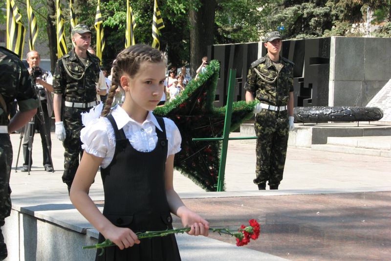 Урочистий мітинг, присвячений 67-й річниці Перемоги у Великій Вітчизняній війни,  відбувся біля меморіалу «Скорботна мати»