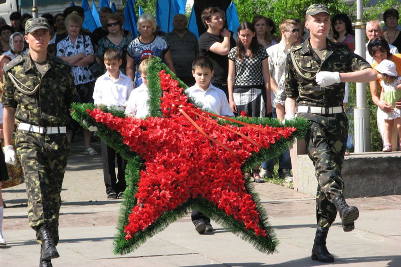 Урочистий мітинг, присвячений 67-й річниці Перемоги у Великій Вітчизняній війни,  відбувся біля меморіалу «Скорботна мати»