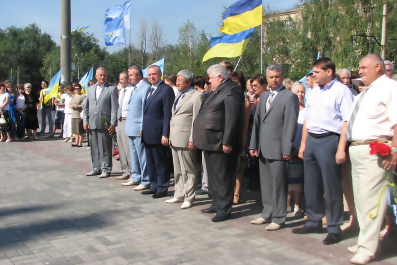 Урочистості, присвячені 16-й  річниці прийняття Верховною Радою Конституції України,  відбулись сьогодні в Запоріжжі  біля погруддя Тараса Шевченка