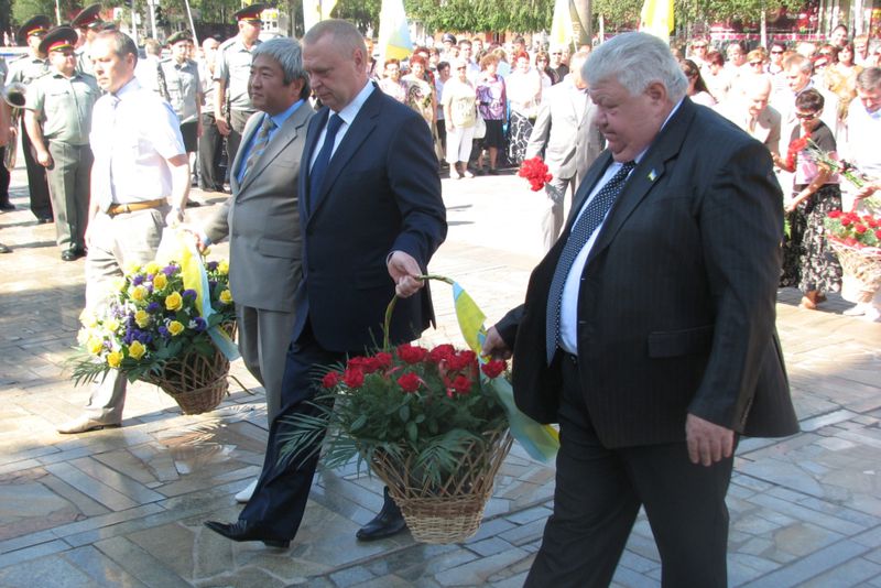 Урочистості, присвячені 16-й  річниці прийняття Верховною Радою Конституції України,  відбулись сьогодні в Запоріжжі  біля погруддя Тараса Шевченка