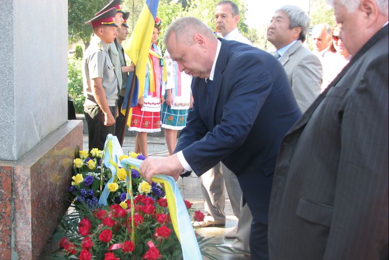 Урочистості, присвячені 16-й  річниці прийняття Верховною Радою Конституції України,  відбулись сьогодні в Запоріжжі  біля погруддя Тараса Шевченка