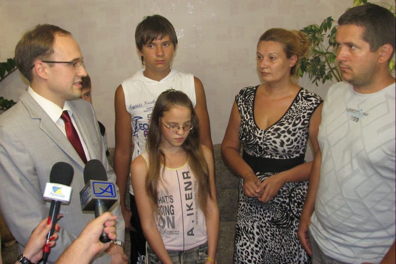 Прийомна родина, яка виховує чотирьох дітей, отримала від Олександра Пеклушенка  комп’ютер
