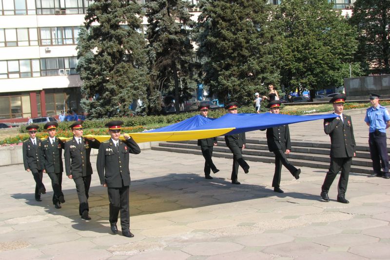 Запоріжці вшановують  Державний Прапор України