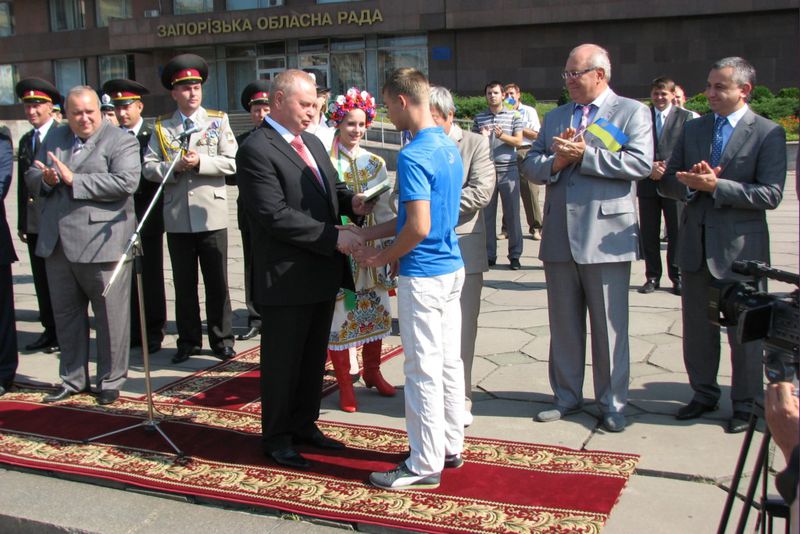 Запоріжці вшановують  Державний Прапор України