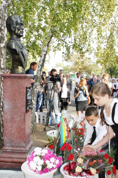 У Приазовському відкрили пам’ятник людині-легенді