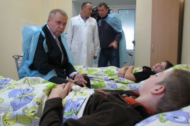Олександр Пеклушенко відвідав у лікарні підлітків, які постраждали від вибуху у 87 запорізькій школі