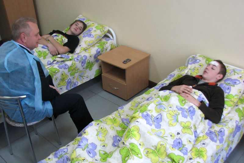 Олександр Пеклушенко відвідав у лікарні підлітків, які постраждали від вибуху у 87 запорізькій школі