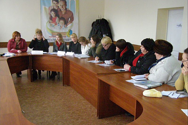 Прийомні батьки вивчають юридичні аспекти сімейних форм виховання