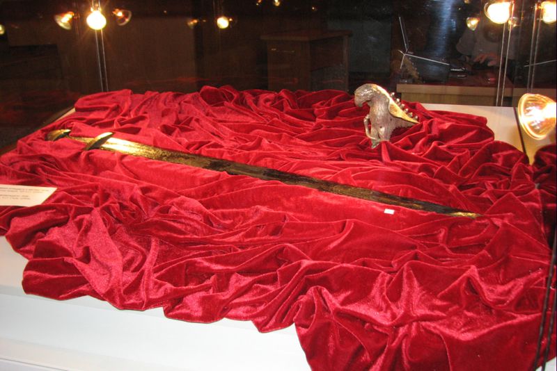 В облдержадміністрації презентовано відреставрований давньоруський меч часів князя Святослава