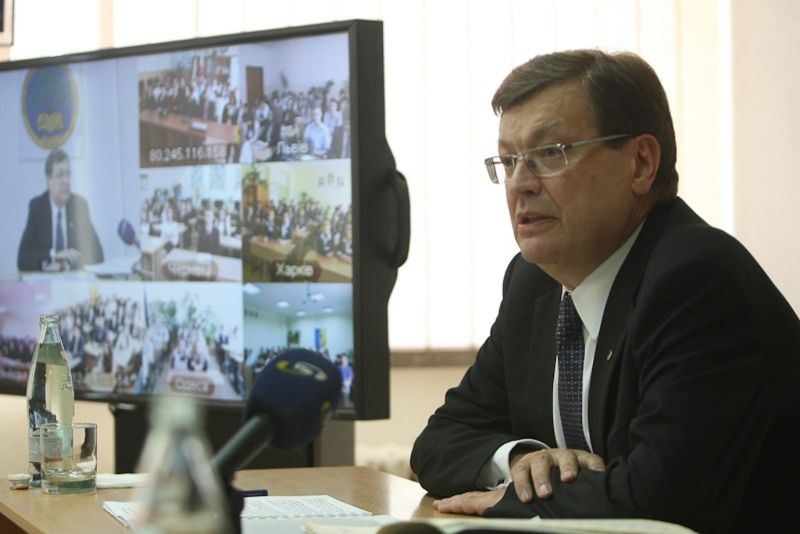 Віце-прем’єр-міністр України Костянтин Грищенко допомагає випускникам визначитися з вибором майбутнього