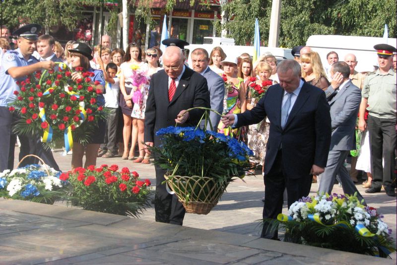 У День Державного Прапору – квіти до погруддя Кобзаря
