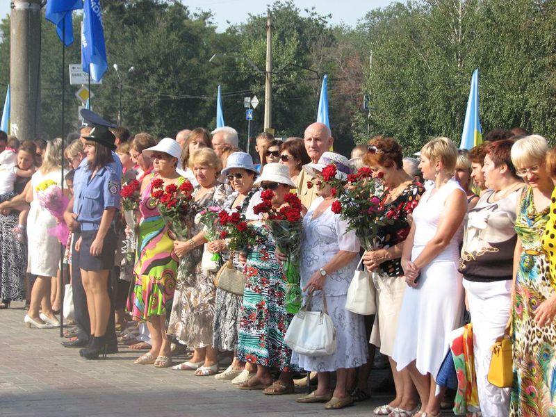 У День Державного Прапору – квіти до погруддя Кобзаря