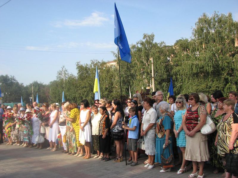 У День Державного Прапору – квіти до погруддя Кобзаря