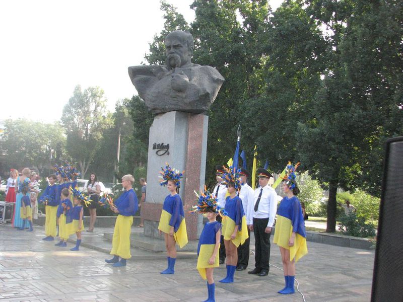 У День Державного Прапору – квіти до погруддя Кобзаря