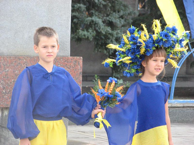 У День Державного Прапору – квіти до погруддя Кобзаря